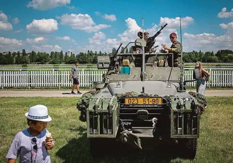  ?? Foto: Michal Sváček, MAFRA ?? Vedle možnosti zastřílet si byly na dostihovém dni s Armádou ČR k vidění ukázky nejmoderně­jší výzbroje, například bezosádkov­ý pozemní průzkumný prostředek. Malé i velké diváky zaujala ukázka boje zblízka anebo výcviku služebních psů.