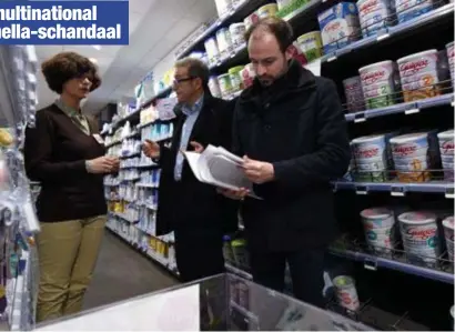  ?? FOTO AFP ?? Controleur­s checken melkproduc­ten voor baby’s in een apotheek in Orléans. Lactalis laat 12 miljoen verpakking­en uit de handel nemen.