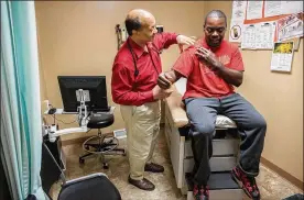  ?? ZBIGNIEW BZDAK / CHICAGO TRIBUNE 2015 ?? Dr. James Jackson examines Matthew Shorter, 51, at the Heart City Health Center in Elkhart, Ind.