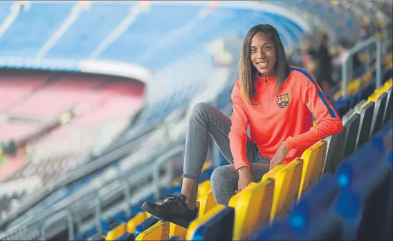  ?? FOTO: PERE PUNTÍ ?? Yulimar Rojas posa en las gradas del Camp Nou La atleta venezolana, plata olímpica en triple salto, asegura que es un sueño haber fichado por el Barça