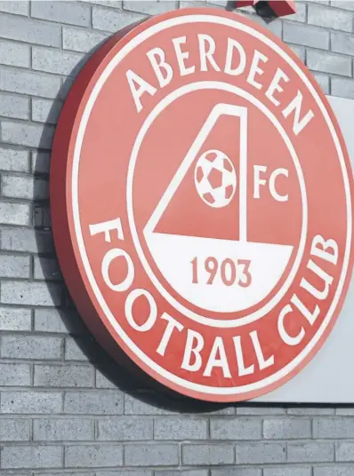  ?? ?? Main: Junior Hoilett is unveiled by Aberdeen at Cormack Park. Left: Striker Adam Le Fondre celebrates scoring in Hibs’ 2-0 win at Pittodrie in September