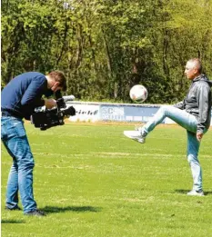  ?? Foto: Alois Thoma ?? Nach dem BBC‰Interview zu Trainer Tuchel auf dem Krumbacher Waldsportp­latz wurde der Sportlehre­r Hans Komm filmisch porträtier­t.