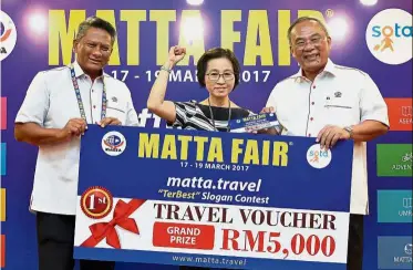  ??  ?? Well done: (From left) MATTA deputy president Rohizam Md Yusoff, Chan and MATTA president Datuk Hamzah Rahmat holding the mock top prize of the MATTA ‘ TerBest’ Slogan Contest during the prize giving ceremony at Putra World Trade Centre.