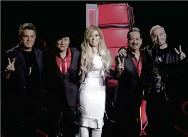  ??  ?? Los Tigres del Norte flanquean a Gloria Trevi, en los extremos están Alejandro Sanz y J Balvin al presentar la temporada de “La Voz... México”