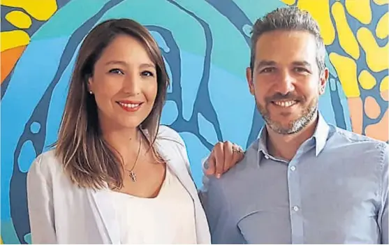  ?? (GENT. FEDERICO TOLCHINSKY) ?? Ahí va. Tolchinsky, con Sabrina Cugat en la locución, tiene su nuevo programa al aire, en la radio de la que dice que siempre fue oyente fiel.