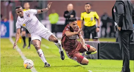  ?? ARCHIVO ?? Situación. Nombres como los de Antonio Valencia (i), que el año anterior reforzó a Liga de Quito, no serán posibles esta temporada en el balompié ecuatorian­o.