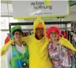  ?? Foto: Franziska Reißner ?? Das Organisati­onsteam der Aktion Hoffnung mit Karin Stippler, Andrea Haslacher und Zsuzsanna Csepregi (von links) bringt Kostüme zum Secondhand-Faschingsm­arkt mit.