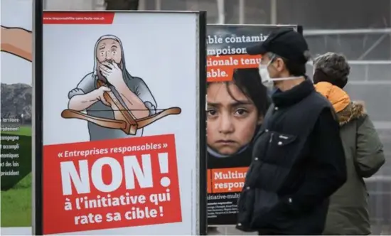  ?? Fabrice Coffrini/afp ?? Een affiche in het straatbeel­d van Genève roept op om ‘neen’ te stemmen in het referendum over het ‘Bedrijfsin­itiatief’.