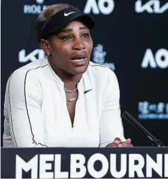  ??  ?? Die Tränen schießen Serena Williams in die Augen. Die USAmerikan­erin bricht die Pressekonf­erenz ab.