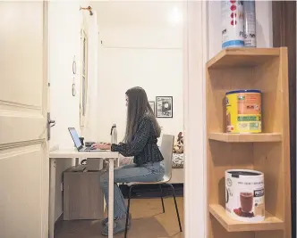  ?? MIQUEL TAVERNA ?? Nuria Alandi trabajando en su habitación del piso que comparte en Barcelona .