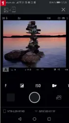  ??  ?? Drahtlosve­rbindung Für die Drahtlosve­rbindung zwischen Kamera und Smartphone stehen WLAN und Bluetooth zur Verfügung. Neben der Live-View-Aufnahme mittels WLAN (1) gibt es auch eine einfache, aber praktische Fernauslös­erfunktion auf Bluetooth-Basis (2).