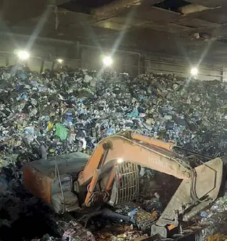  ??  ?? Montagne di spazzatura nel Tmb Salario, al centro della protesta dei residenti della zona per i cattivi odori