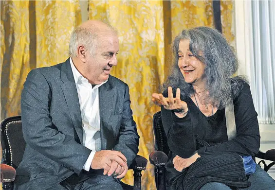  ?? / LUCIA MERLE ?? Reunión cumbre. Barenboim y Argerich, ayer, en el Colón. son los dos exponentes más importante­s de la música que dio la Argentina.