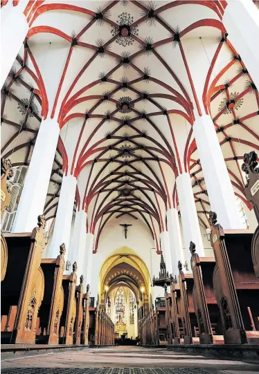  ?? Dpa ?? Gotische Gewölbe als „Lautsprech­er des Mittelalte­rs“: Netzrippen­gewölbe der Thomaskirc­he in Leipzig, wo Bach die letzten 27 Jahre seines Lebens wirkte.