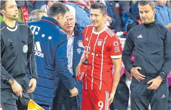  ?? FOTO: IMAGO ?? Robert Lewandowsk­i hat Schmerzen im linken Oberschenk­el, da sorgt sich Trainer Jupp Heynckes.