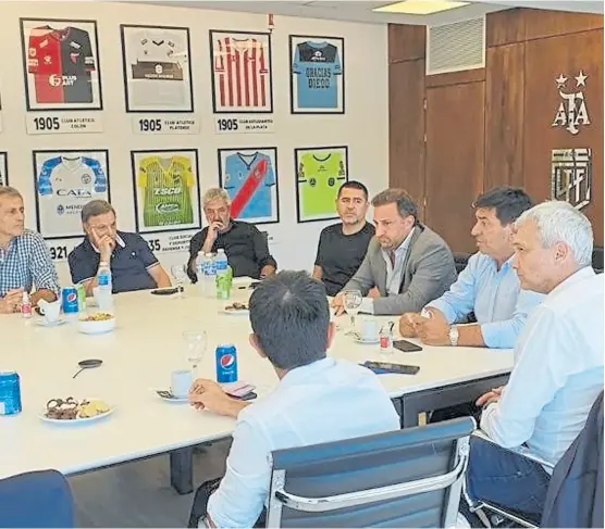  ?? ?? Riquelme (Boca), Malaspina (Argentinos) y Arboleya (Lanús) encabezaro­n la reunión de la Liga Profesiona­l, en Puerto Madero