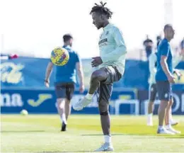  ?? VILLARREAL CF ?? Samu Chukwueze controla el balón durante el entrenamie­nto de ayer.