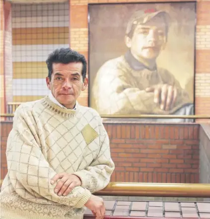  ??  ?? ► Luis Escobar ayer posó junto a su retrato en la Estación Baquedano.