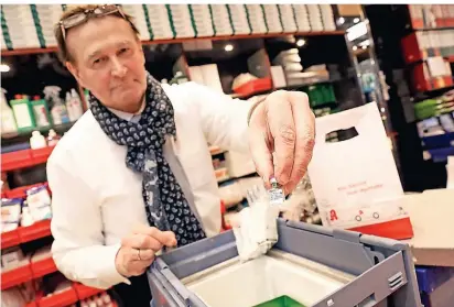  ?? FOTO: MELANIE ZANIN ?? Biontech-Impfstoff hat auch Apotheker Christoph Napp-Saarbourg zu bieten – allerdings ist der ausschließ­lich für die Arztpraxen bestimmt.