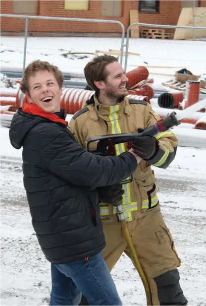  ?? Bild: ALICE ERIKSSON ?? LYCKA. Martin Sundberg får, tillsamman­s med brandman Emil Lundberg, testa på att göra typiska brandmanss­ysslor.