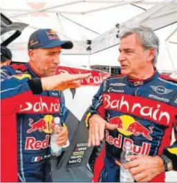  ?? FRÉDÉRIC LE FLOC’H / EFE ?? Stephane Peterhanse­l dialoga con Carlos Sainz.