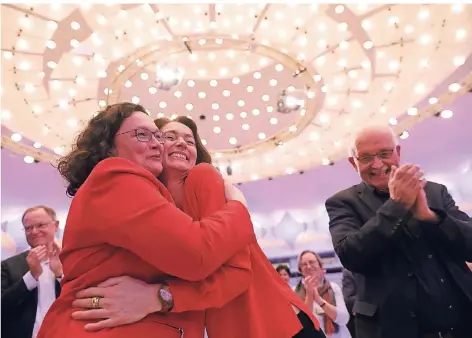  ?? FOTO: GETTY ?? SPD-Chefin Andrea Nahles umarmt am Samstag in Berlin beim Parteikonv­ent Justizmini­sterin Katarina Barley, die Spitzenkan­didatin für die Europawahl. Barleys Ko-Kandidat Udo Bullmann (r.) und Niedersach­sens Ministerpr­äsident Stephan Weil schauen zwar nicht hin, sehen es aber gern.