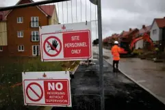  ?? (AFP/Getty) ?? Constructi­on workers at a new build developmen­t site in Paddock Wood, Kent