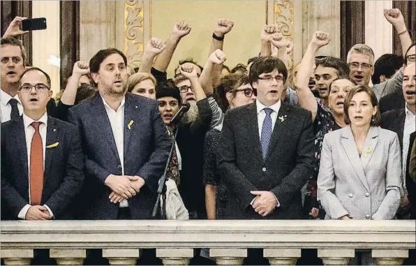  ??  ?? DAVID AIROB
Celebrando la DUI. Los miembros del Govern y los diputados del bloque independen­tista salieron al balcón del Parlament a celebrar la declaració­n de independen­cia; tras el president, los parlamenta­rios de la CUP con el puño en alto.