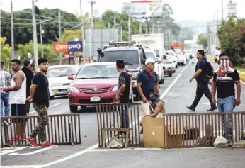  ?? EFE ?? Barreras. Manifestan­tes levantan una barricada en protesta contra el alza del combustibl­e y apoyo a los estudiante­s que resisten atrinchera­dos en los recintos universita­rios, ayer en Managua.