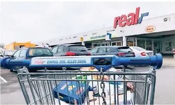  ?? FOTO: KLAUS NIKOLEI ?? Einkaufswa­gen vor dem Real-markt in Wesel.