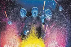  ?? FOTO: LINDSEY BEST ?? Vor 25 Jahren beginnt die Erfolgsges­chichte der Blue Man Group in New York mit Farbspucke­n und Marshmallo­w-Werfen.