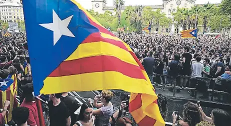  ?? FOTO: AP ?? Tras la declaració­n de independen­cia miles de personas salieron a las calles, unos en contra y otros a favor.