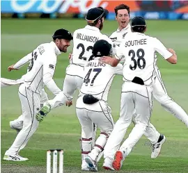  ?? GETTY IMAGES ?? Mitchell Santner and New Zealand celebrate the final wicket of Naseem Shah during the first test against Pakistan in Mount Maunganui.