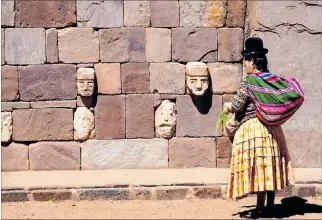  ?? ARCHIVO ?? Prehispáni­co. Una mujer aimara junto al yacimiento arqueológi­co de Tiahuanaco, en el Altiplano Boliviano.