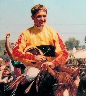  ?? MURRAY FISH COLLECTION ?? Comeback jockey Tony Allan returns triumphant aboard Empire Rose after the 1988 Melbourne Cup.