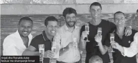  ??  ?? Anjeli dhe Ronaldo duke festuar me shampanjë firmat