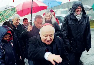  ??  ?? Braccio destroDavi­de Milani (primoda destra) con il cardinale Tettamanzi in visita al campo rom di via Triboniano nel 2010