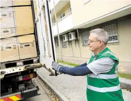  ?? DPA-BILD: HOPPE/KAPPELER (2) ?? Es ist einer der größten Umzüge in der Geschichte der Bundesrepu­blik: 32 000 Kartons rein in die Umzugswage­n in Pullach – und wieder raus in Berlin. Dort residiert BNDPräside­nt Bruno Kahl schon seit dem Sommer.