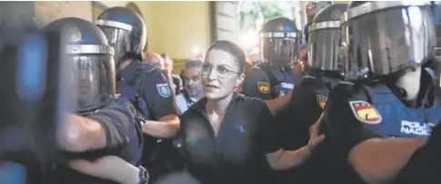  ?? // ANTONIO JUÁREZ ?? Olona, escoltada por varios policías, a su entrada en la Facultad de Derecho de la Universida­d de Granada