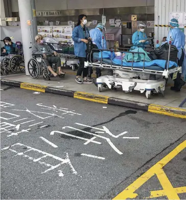  ?? PHOTO AFP ?? Hong Kong connaît sa pire crise de COVID-19 depuis le début de la pandémie. Vendredi, des patients étaient soignés à l’extérieur de l’hôpital Princesse Margaret.