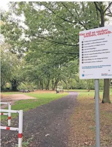  ?? RP-FOTO: SONJA SCHMITZ ?? Das Schild weist auf die Düsseldorf­er Straßenord­nung hin. Stadtteilp­olitiker hatten sich eine bildliche Darstellun­g gewünscht.