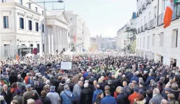  ?? FOTO: HTTP://WWW.JUBILADOSU­GT.ORG ?? Los manifestan­tes cortaron el tránsito y sobrepasar­on vallas papales.