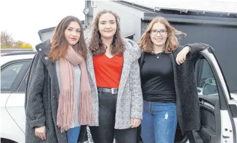  ?? FOTO: DIRK THANNHEIME­R ?? Lena (links), Lara und Pia Meschenmos­er machen ihren Vater stolz. Alle drei Töchter wollen in der Bad Saulgauer Fahrschule Schüler ausbilden, als erwachsene Begleitper­son sind sie aber zu jung.