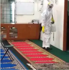  ??  ?? A member of the Disinfecti­on Volunteer Team Miri conducts disinfecti­on works inside the prayer hall of Masjid Nur Hijrah in Kampung Pulau Melayu, Miri. The team began with Surau At-Taqwa Lopeng Tengah recently, then proceeded to Surau Darul Falah at Lembah Hijau and Surau Darul Ikhlas at Kampung Senadin Jaya in Lutong, before coming to Kampung Pulau Melayu. The works were undertaken in line with the present Movement Control Order (MCO), enforced to contain the spread of Covid-19.