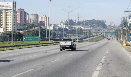  ?? MARCELO GONCALVES/SIGMAPRESS ?? Livre. Tráfego de veículos para o litoral de SP foi muito inferior ao normalment­e registrado em um feriado prolongado