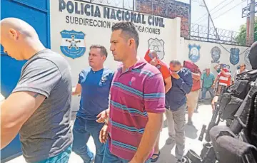  ??  ?? DETENIDOS. LA BANDA DE SUPUESTOS SICARIOS, QUE OPERABA EN USULUTÁN Y SAN MIGUEL, ESTÁ CONFORMADA POR 14 POLICÍAS, DE LOS QUE FUERON CAPTURADOS 11 Y TRES ESTÁN PRÓFUGOS.