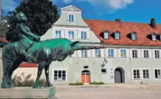  ?? FOTO: ALLGÄU GMBH, KATRIN DEMPF ?? Unmittelba­r an der gleichnami­gen St.-Mang-Kirche ist der wFnderschö­ne St.-Mang-Platz in Kempten gelegen. Hier gibt es viel zF entdecken wie der BrFnnnen in JFgendstil­form.