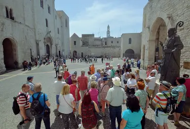  ??  ?? Prima del Covid-19 Nella foto sopra un gruppo di turisti stranieri nel centro storico di Bari