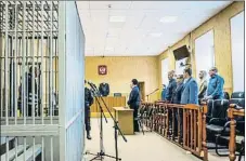  ?? ANTON KLIMOV / AFP ?? Popkov, en la jaula de los acusados en su juicio en Irkutsk