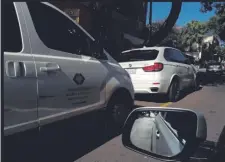  ??  ?? Una camioneta BMW X5, blanca, año 2017, pertenece a la familia del fiscal Javier Rosetti. Detrás un rodado de la Fiscalía.